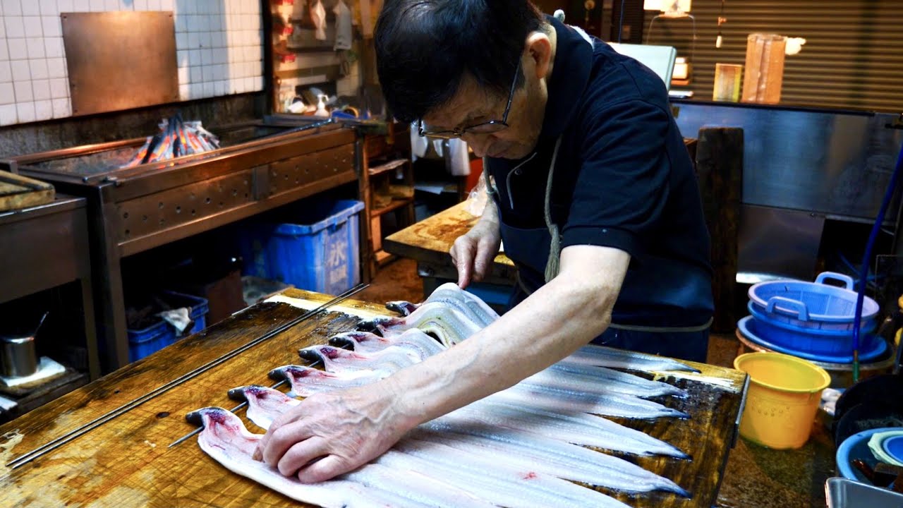 仙人のような京都の鰻職人による鰻のかば焼き作りに密着【錦市場　川魚専門店　のとよ】Grilled eel master