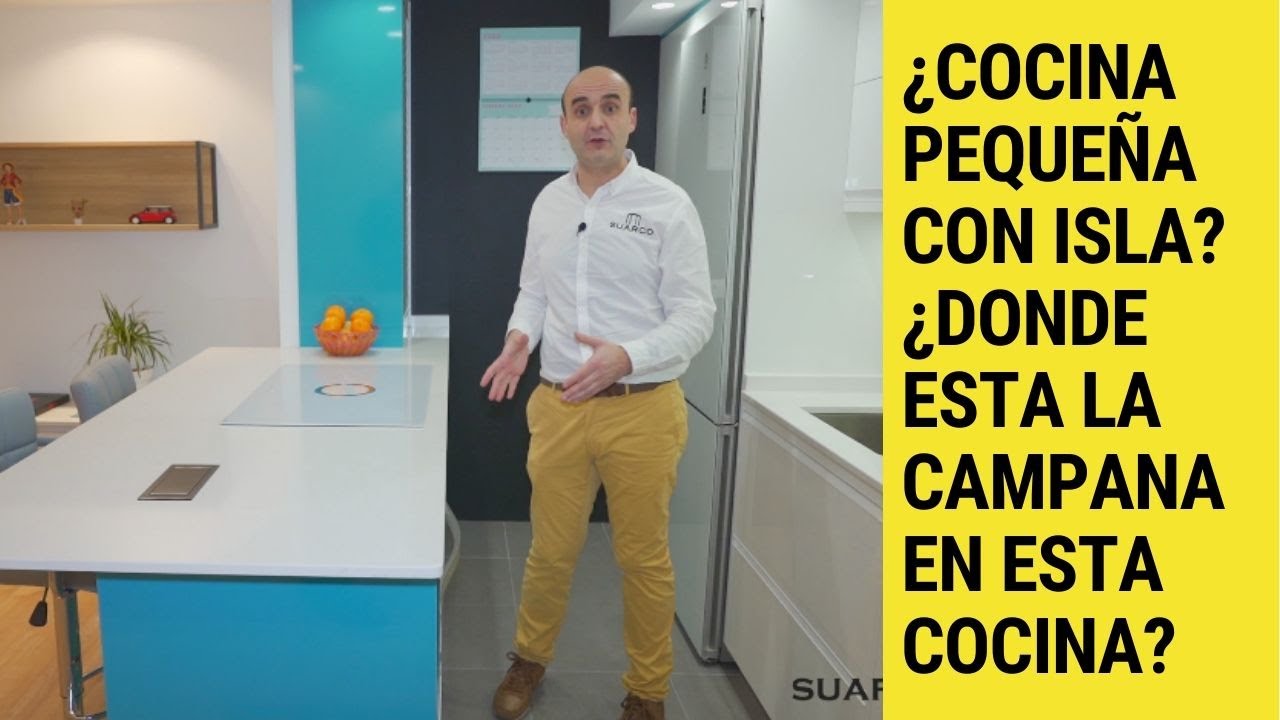 Cocina pequeña blanca con isla abierta al salon  y encimera de cocina silestone statuario