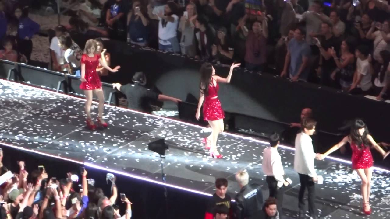 [FANCAM] (SNSD-TTS) Ending KCON Day 2 073116