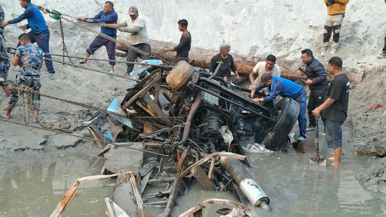 सिमलताल  : बसले ठाँउ छाडेर निस्कन सुरु गर्यो , टायर कान्छाको मुहारमा खुसियाली ! आफन्त श¥वको पर्खाइमा