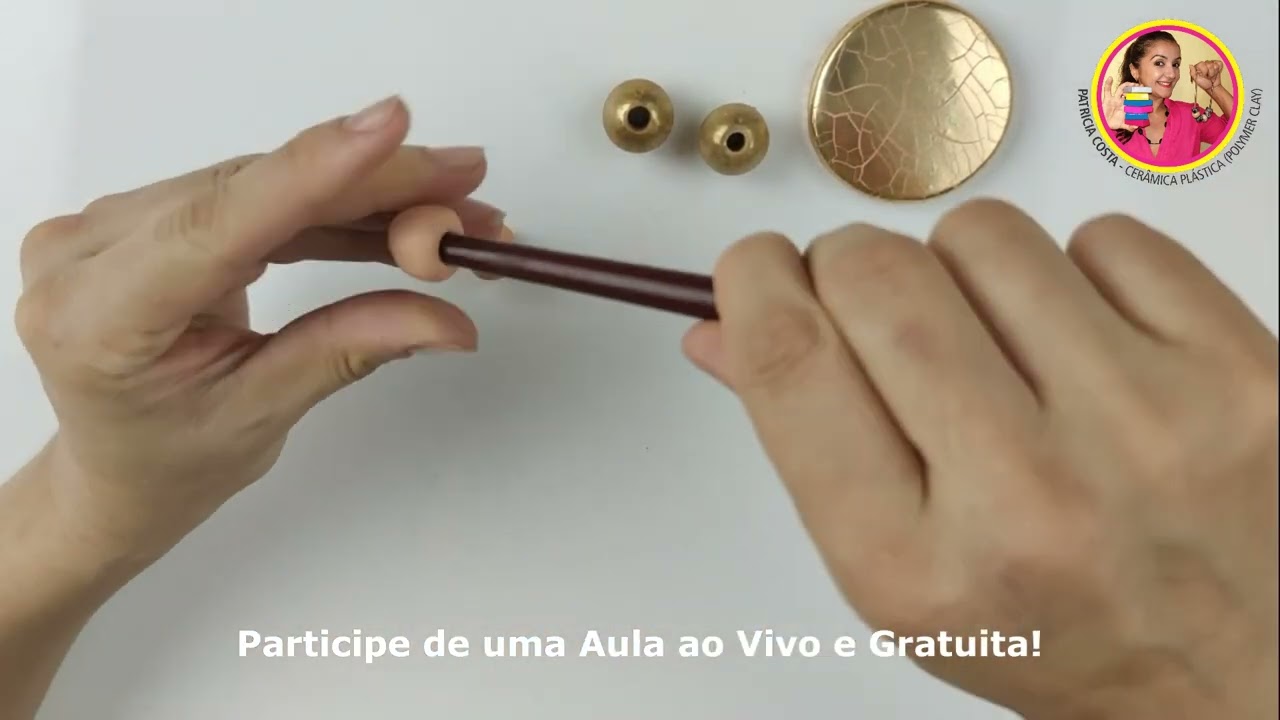 BIJUTERIAS CRIATIVAS - COLAR DOURADO COM FOLHA METALIZADA