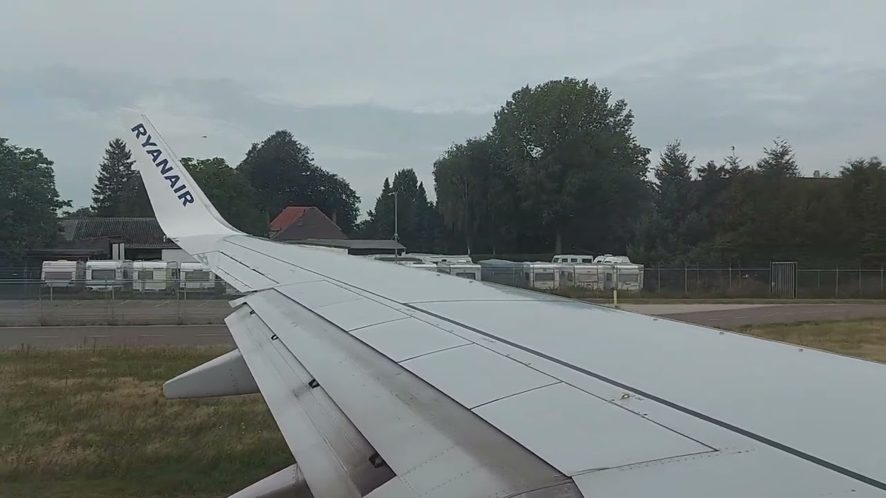 Opstijgen (4.25) van Boeing 737 van Ryanair op Maastricht Aachen Airport