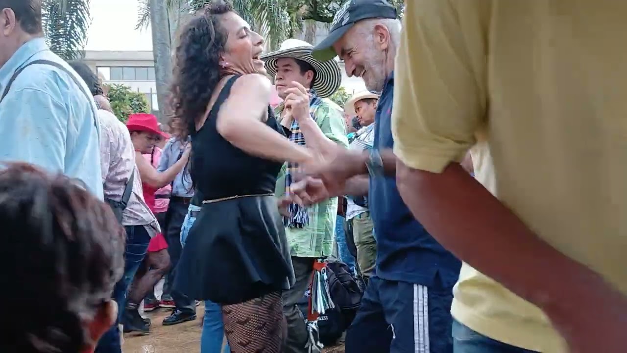 como son los colombianos y sus tradiciones parque berrio cultura paisa