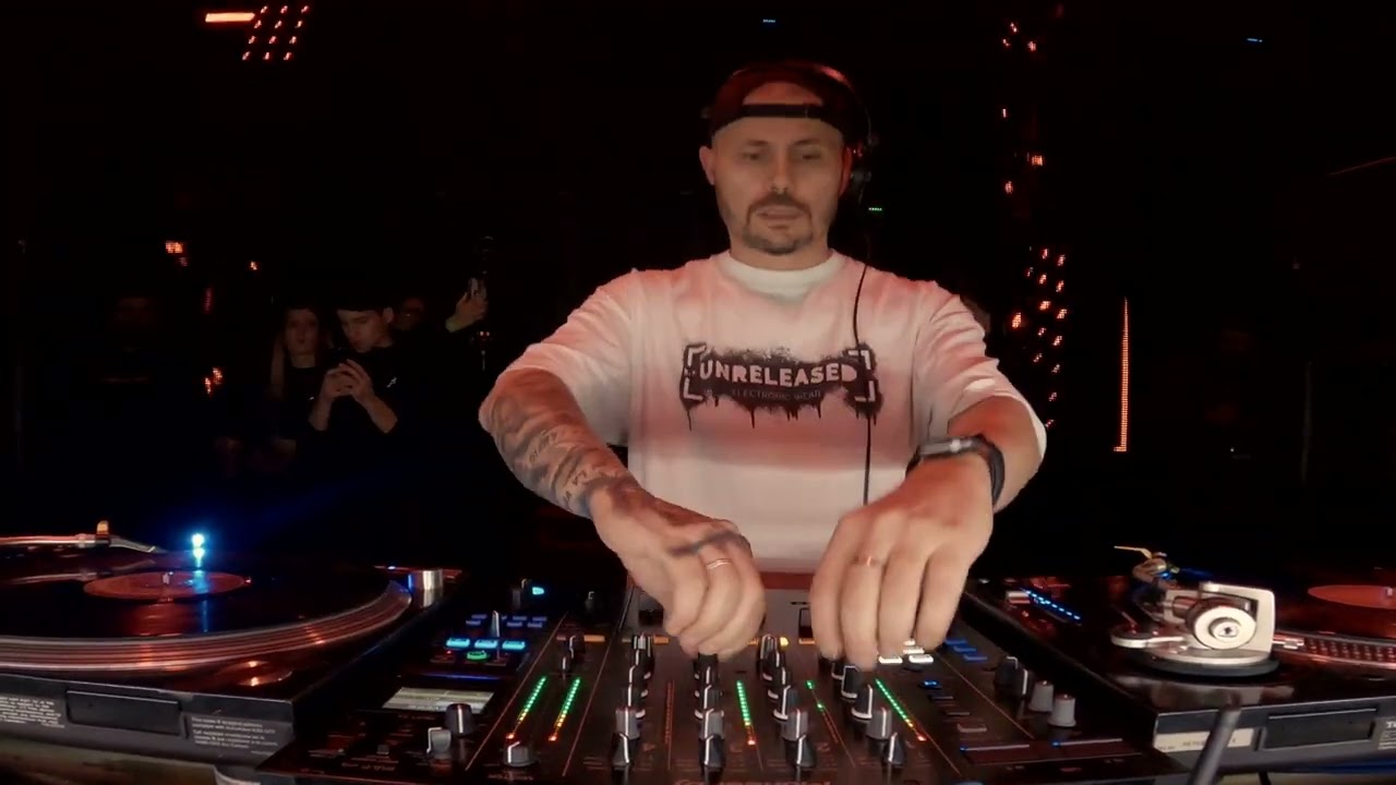 Cesar Almena_Only Vinyls dj set at CODE 20th Anniversary in Fabrik Madrid_5Dec23