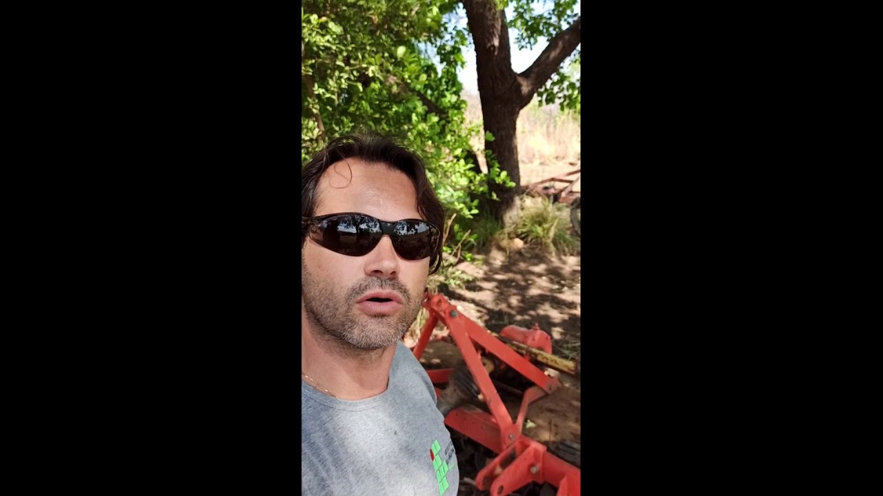 Enxada rotativa em operação