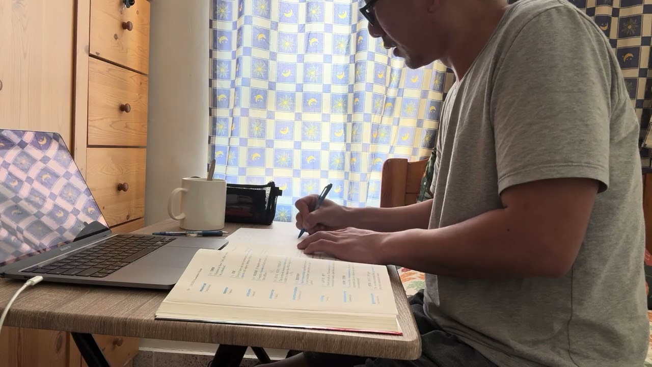 書中自有黃金屋 A book holds a house of gold