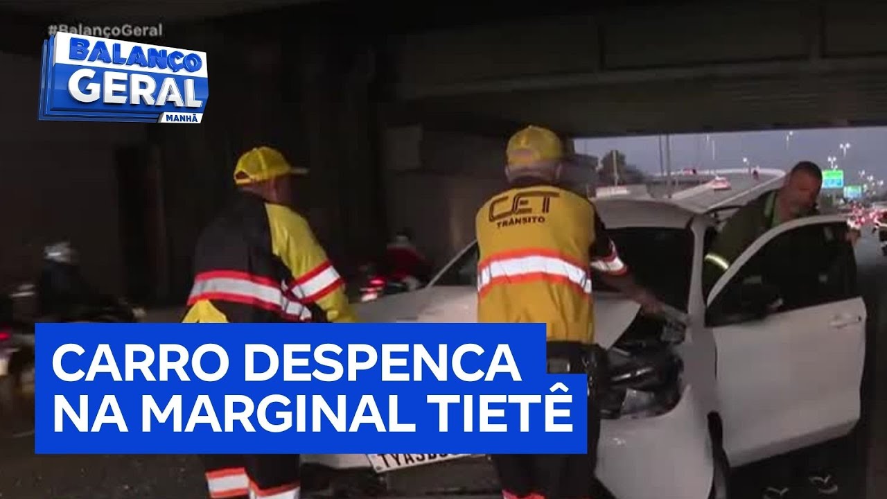 Carro cai de caminhão-cegonha na Marginal Tietê