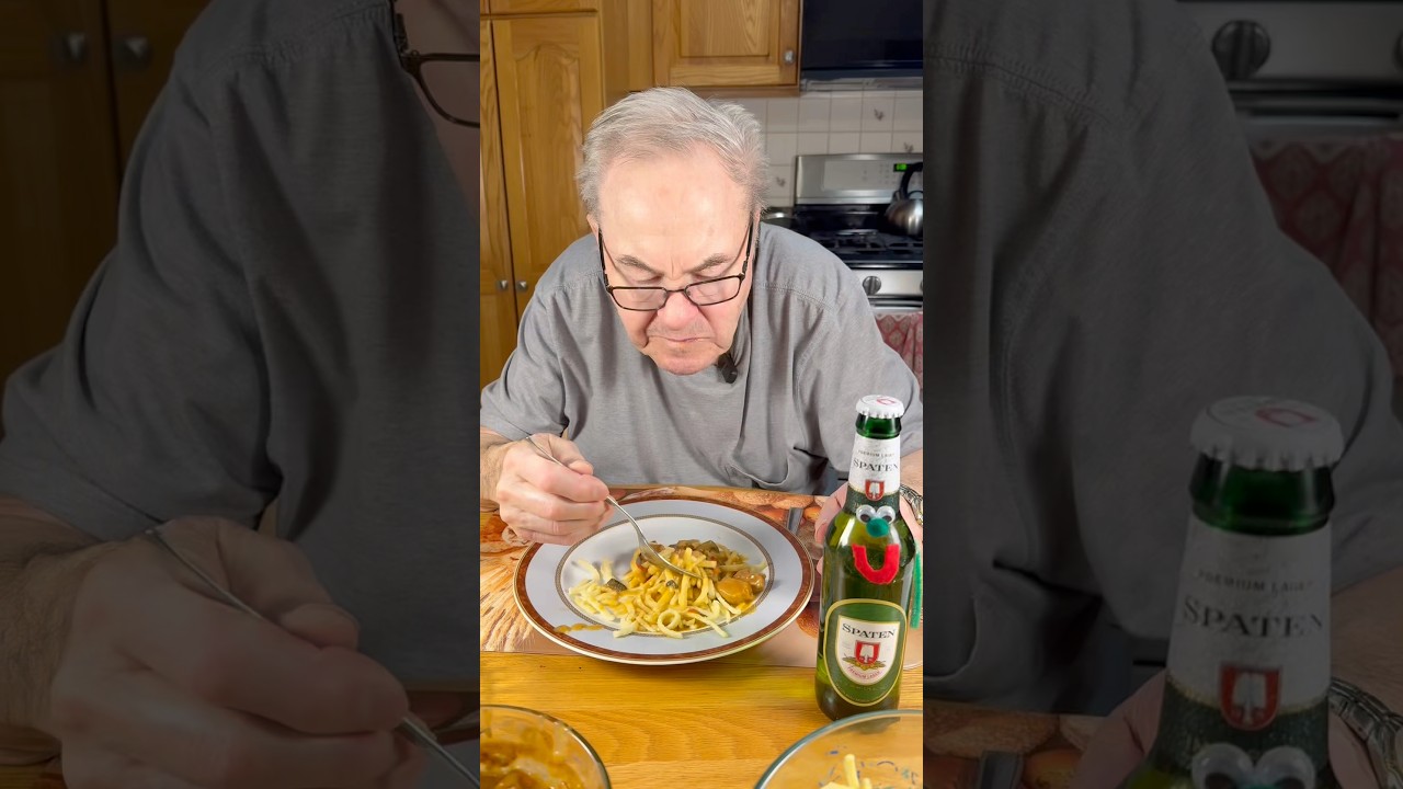Папа пробует домашние шпецле и гуляш 🇩🇪🍲 | Настоящая еда для души
