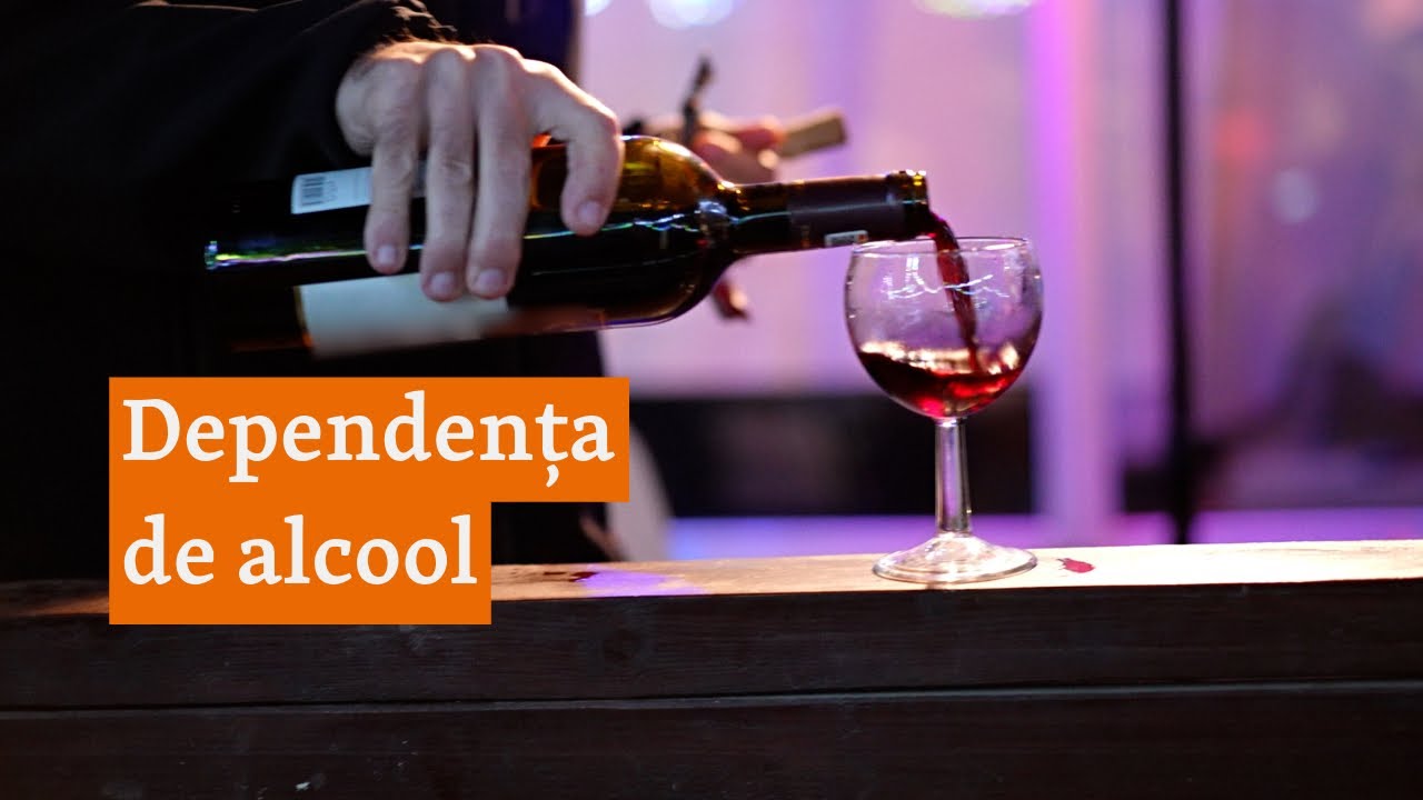 Paharul de alcool care îneacă necazurile. Povestea unei dependențe care se poate naște în copilărie