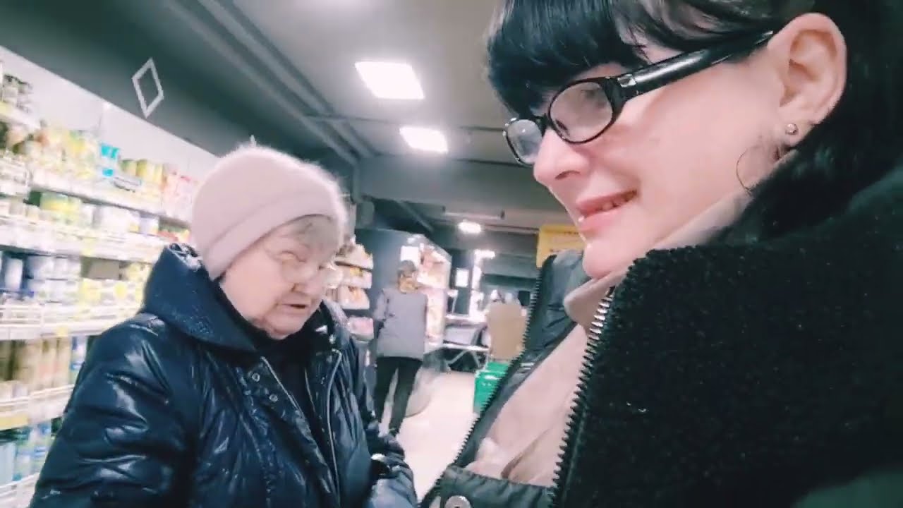 В магазине с мамой.