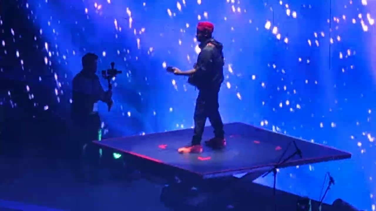 Arijit Singh Live Performance Melbourne   Amazing Entry #hawayein #arijit #pritam