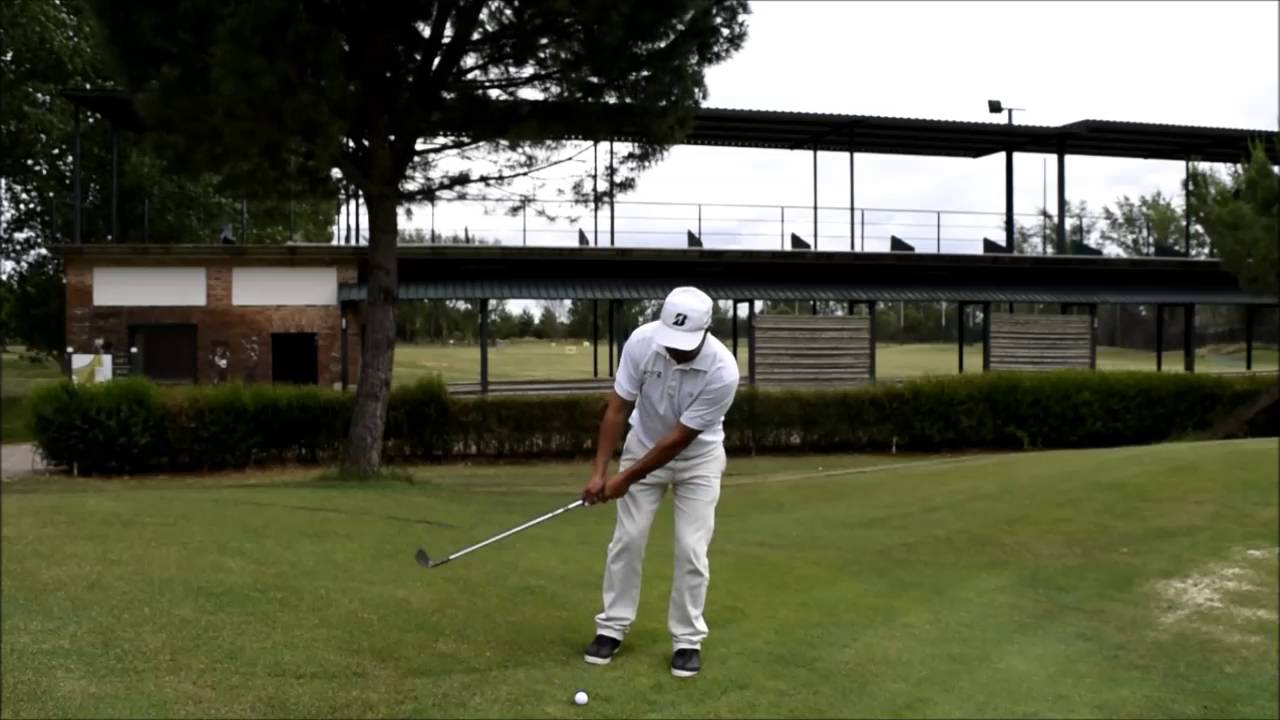 Como APROCHAR una bola a FAVOR DE PENDIENTE en GOLF