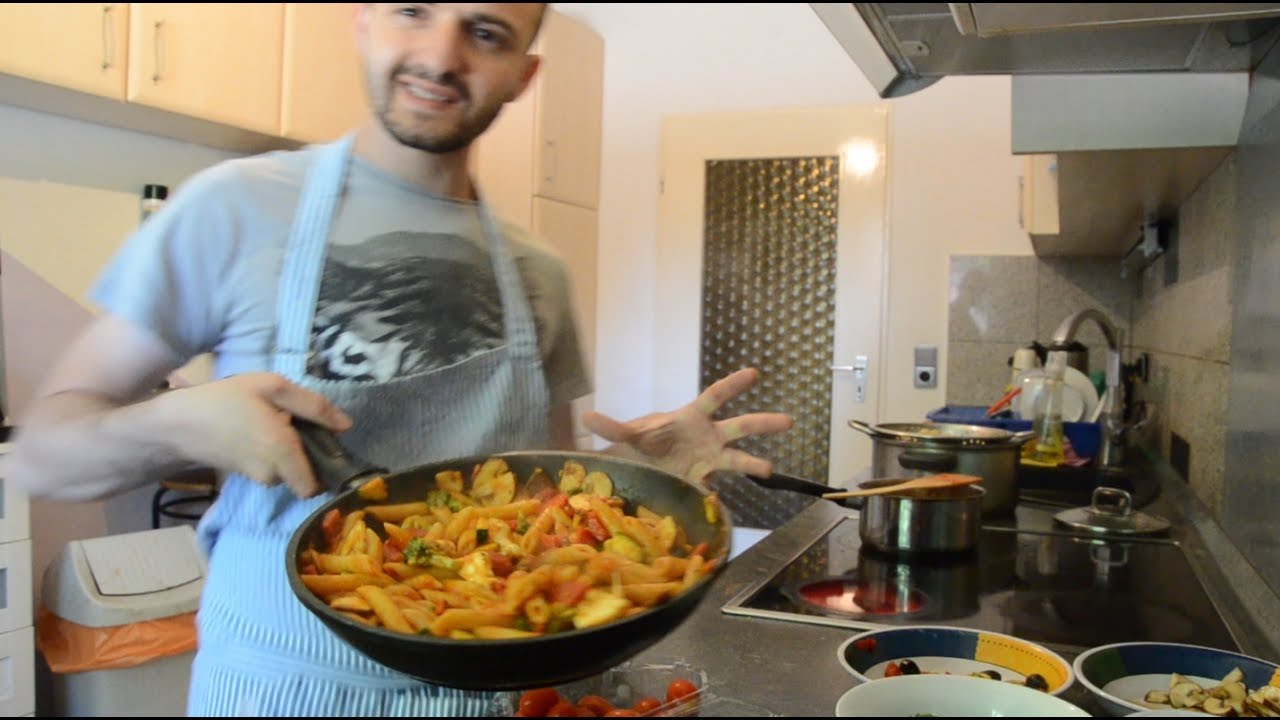 Cooking Penne Rigate with Tomatosauce & Vegetables