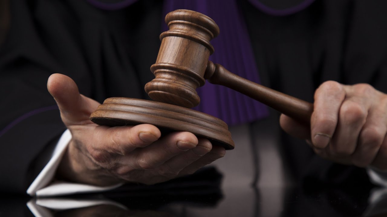 Pas de justice apr&egrave;s une horrible agression sexuelle dans un vestiaire, honte au juge Stoker
