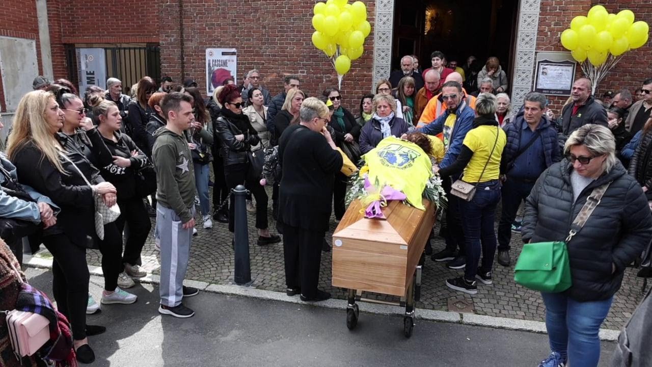Vigevano, tanti amici all'addio a Salvatore 