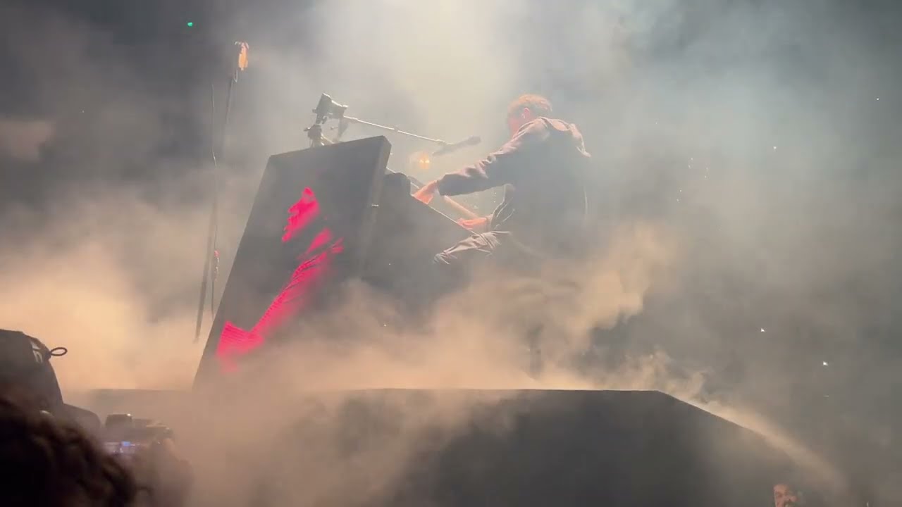 Fred again.. Kyle (I Found You) x fear less Live