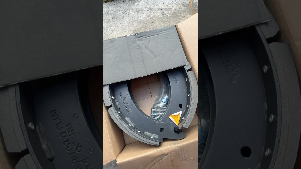 How to change freightliner Cascadia brakes in three minutes #mechanic #trucking #diy #automobile ￼