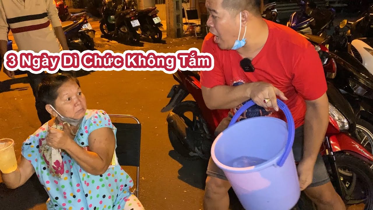 Phản Ứng Của Dì Chức Khi Bị Thu Phương Troll Tắm Tại Chỗ