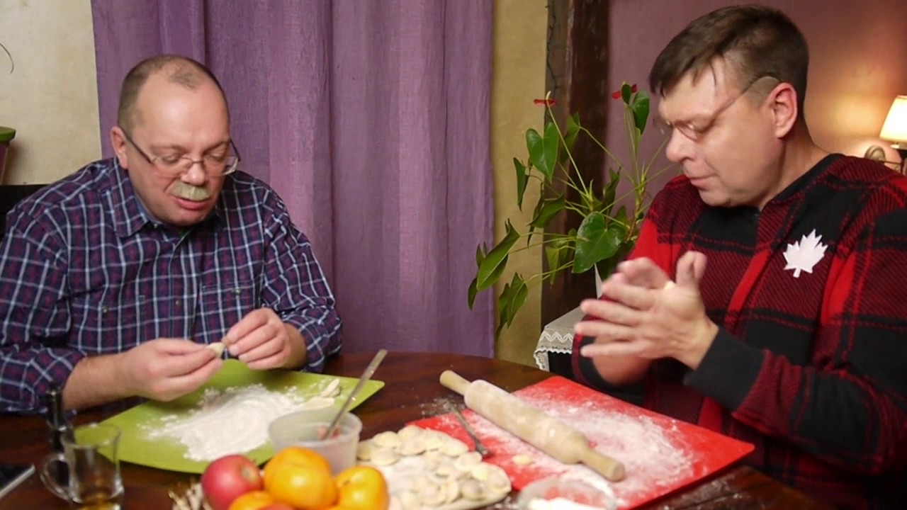 Пельмени лепят Лаврентий Августович и его помощник Шурка