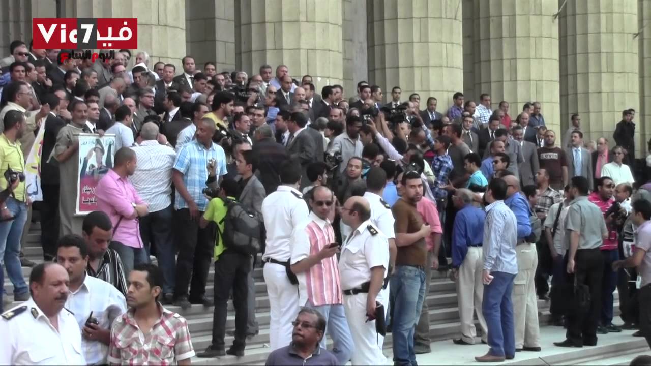 الأمن يغلق أبواب  القضاء العالى لمنع تهانى الجبالى من الدخول