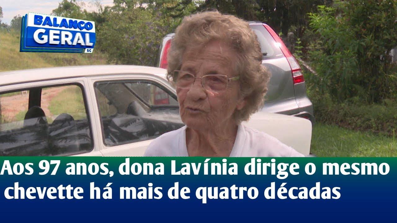 Aos 97 anos, dona Lavínia dirige o mesmo chevette há mais de quatro décadas