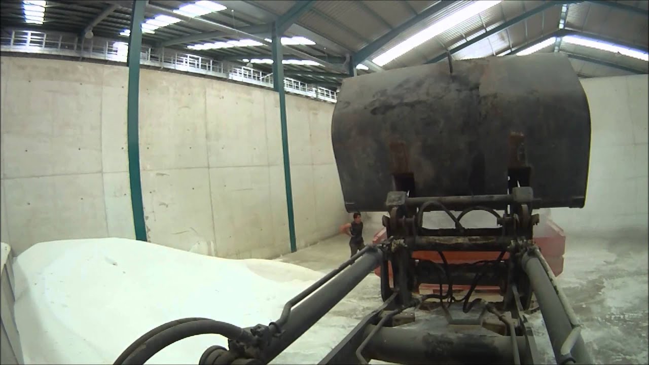 Cargando una abonadora con urea [GoPro HD]
