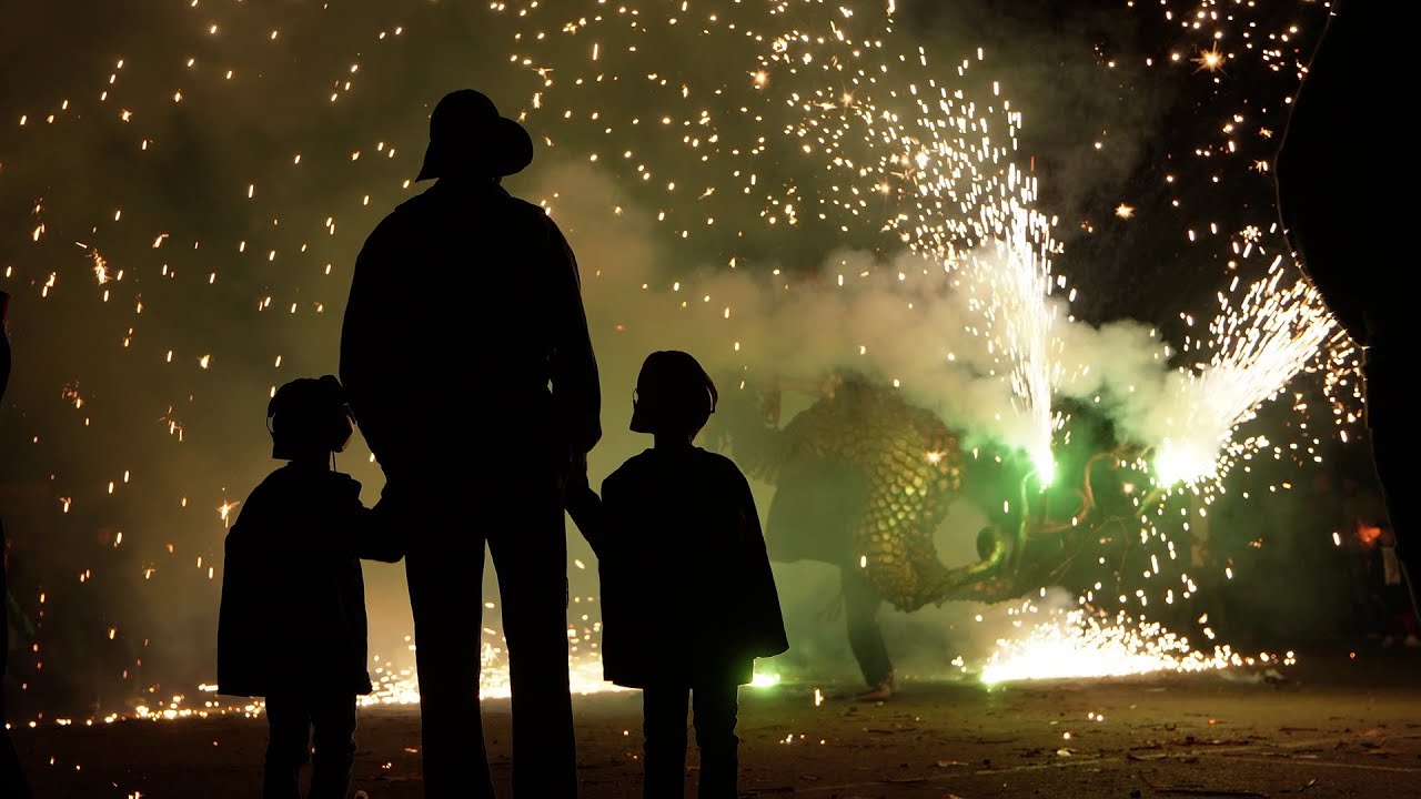 Cercavila de foc nocturna pels 40 anys dels Dracs de la Bisbal