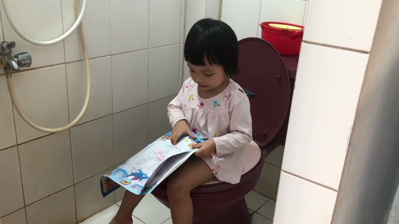 Heri 2 tuổi đòi đọc sách, ăn ngủ trong bồn cầu
