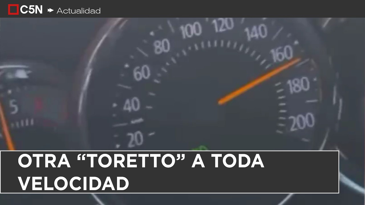 SE GRABÓ MANEJANDO a 180 KM por una AVENIDA