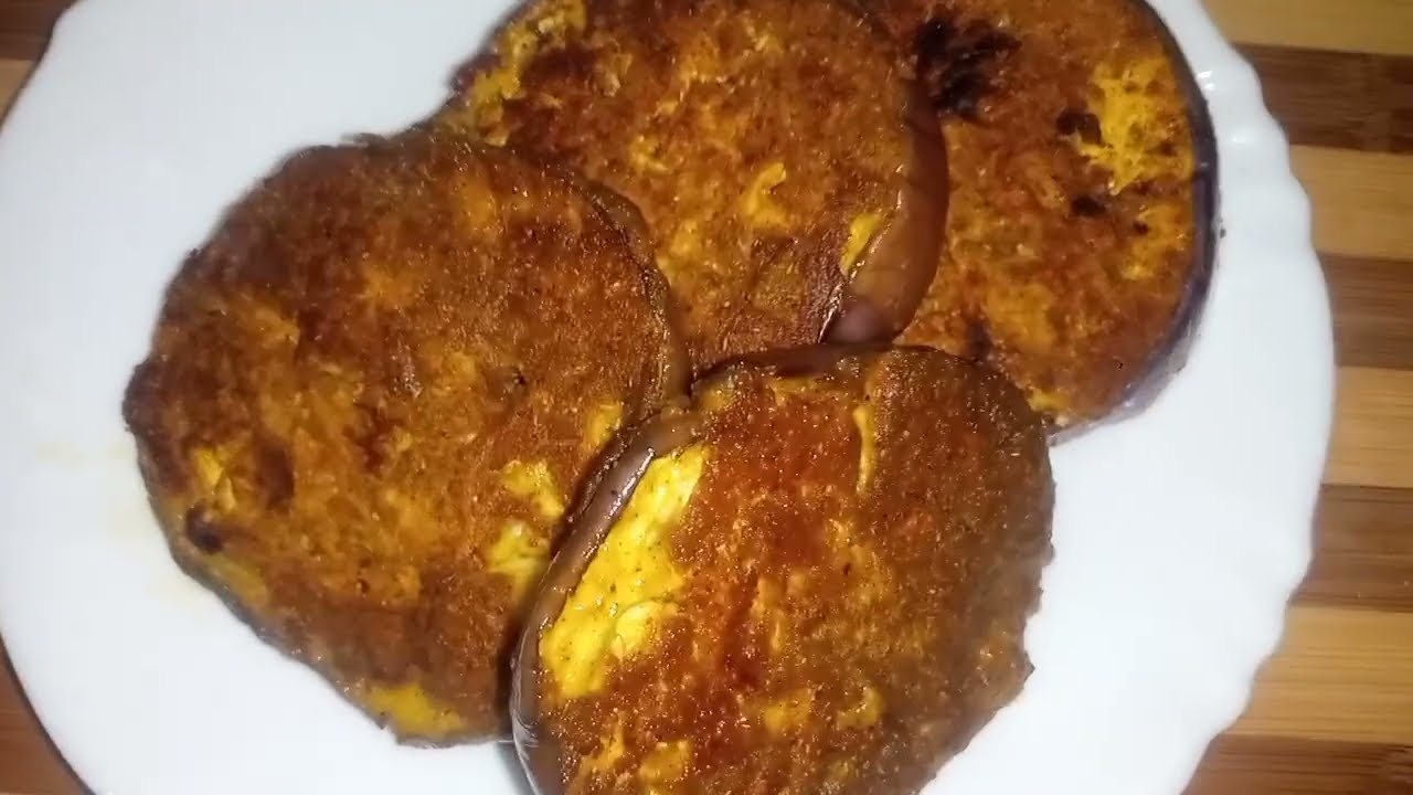 दो जगह चार रोटी खाएंगे और इस तरह बनाएंगे एक छम्माच में बैंगन फ्राई 😋#food 
