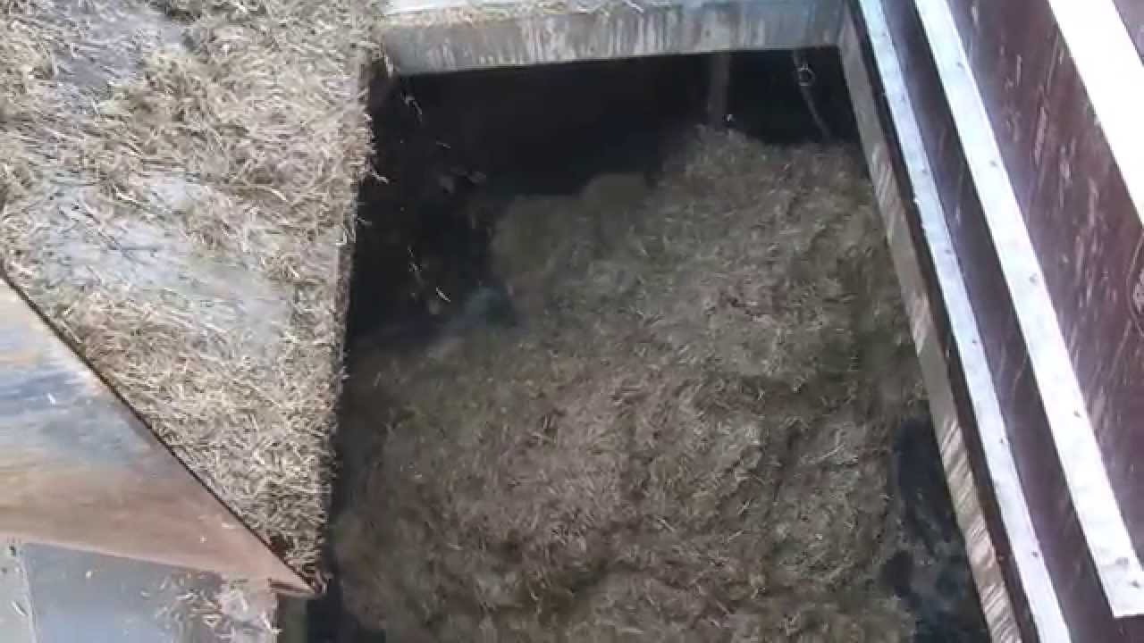 Mixing of chopped straw. Blanding af snittet halm. Загрузка твердого сырья