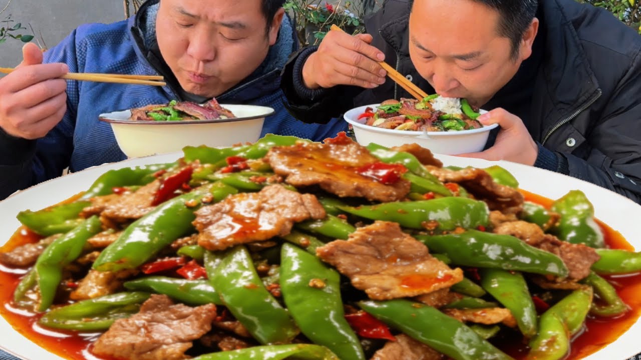 摘點辣椒，二弟做“乾臘肉蓋飯”，香辣入味大口拌飯吃真爽！【鐵鍋視頻】