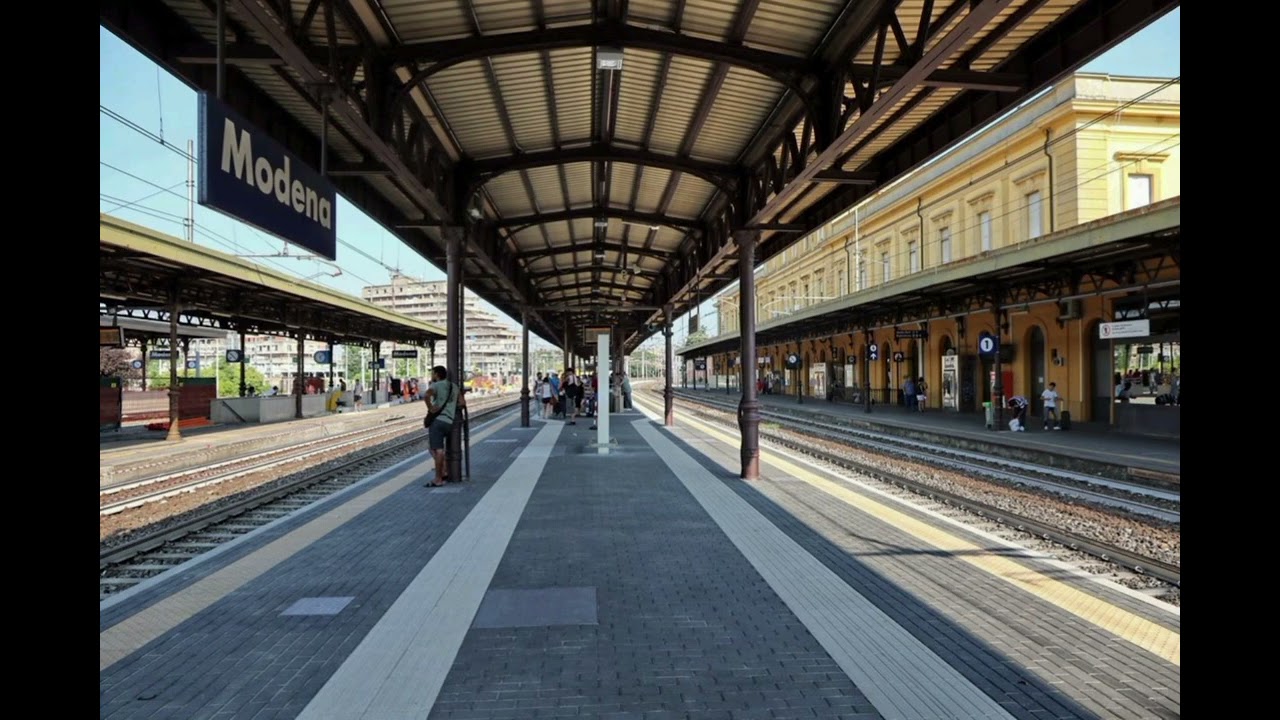 Annunci alla stazione di Modena