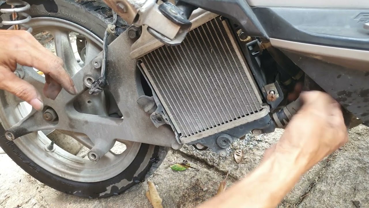 THÁO KÉT NƯỚC XE HONDA AIRBLADE 125 NÊN CẨN THẬN