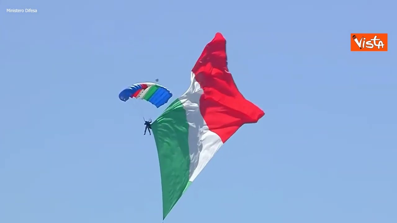 L'eccezionale lancio con la bandiera italiana dei nostri paracadutisti