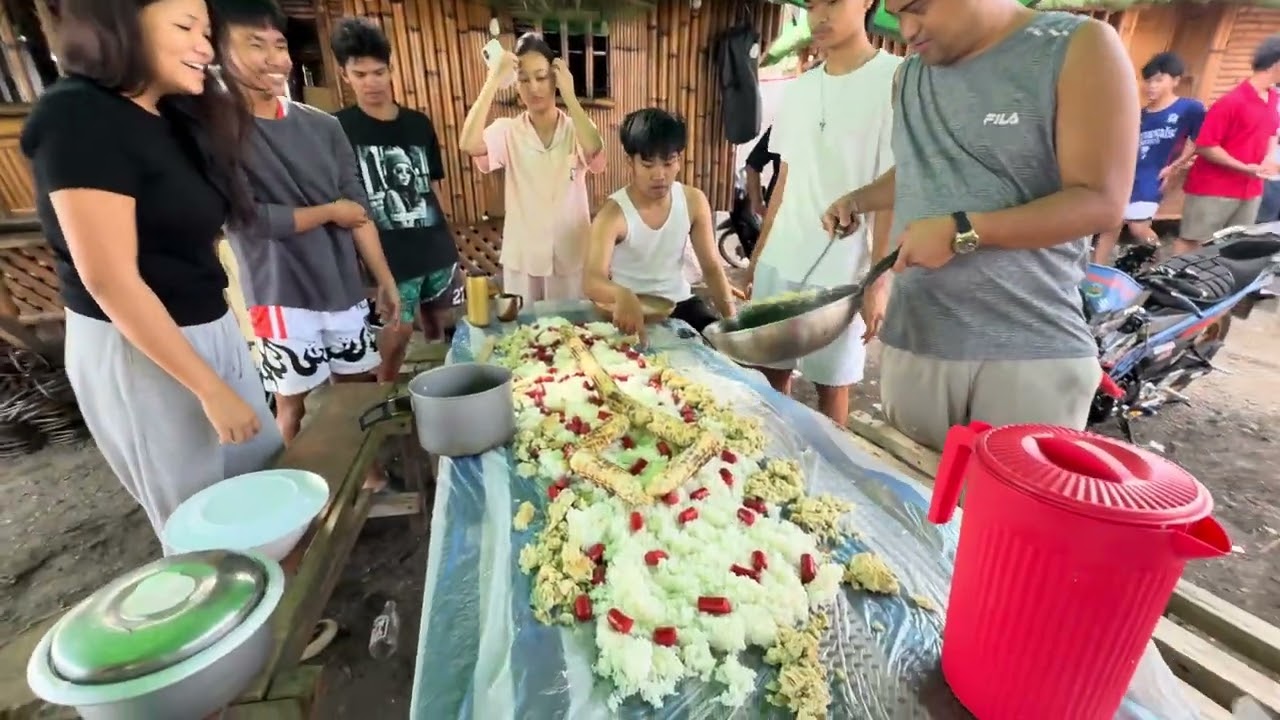 Boodle fight sa tabing dagat, basta salo-salo masaya ang hapag kainan.