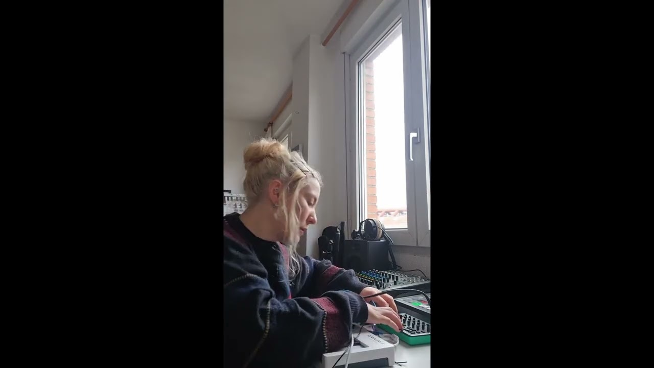 Just a blonde lady playing with a Korg Volca arpeggio  #synth #arturia #korg #roland #jamsession