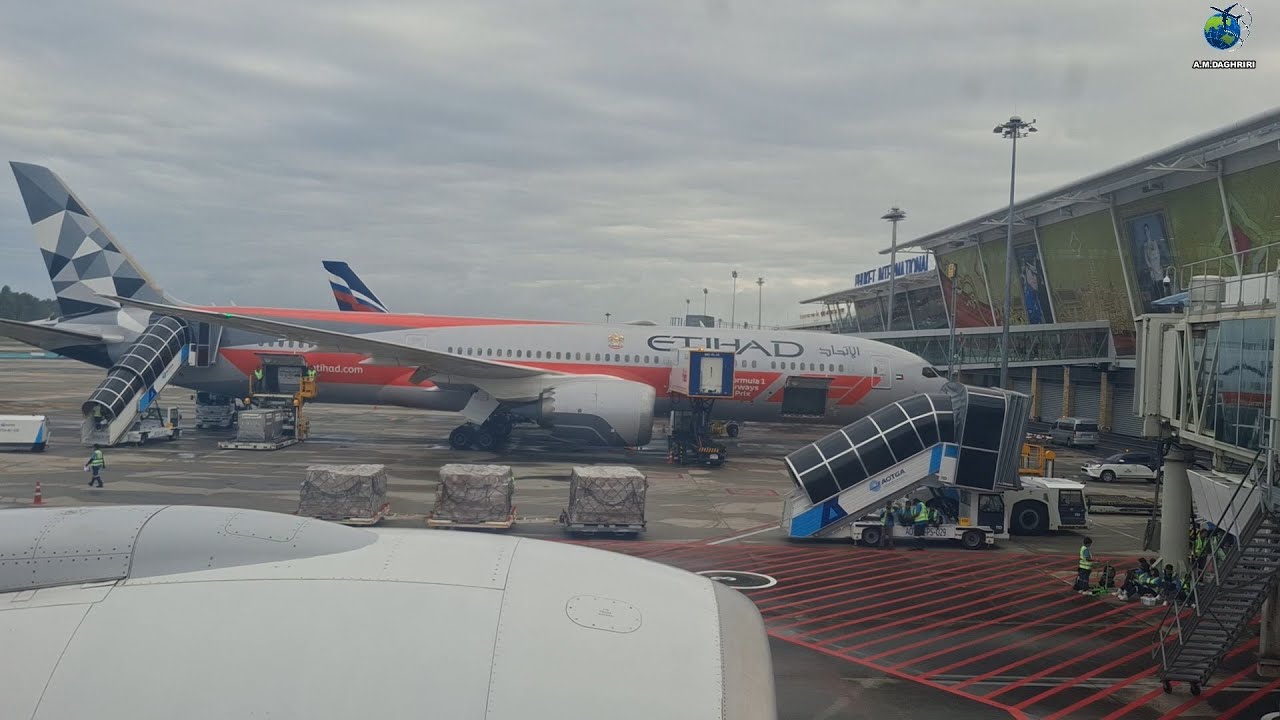 الاقلاع من قطر والهبوط في مطار بوكت تايلند landing in phuket thailand