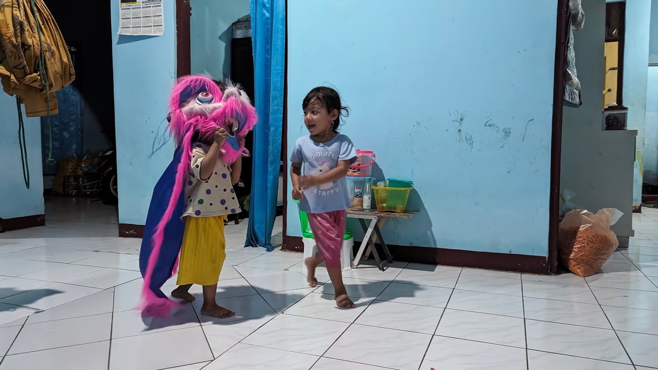 KINAN & Zia main Barongsai