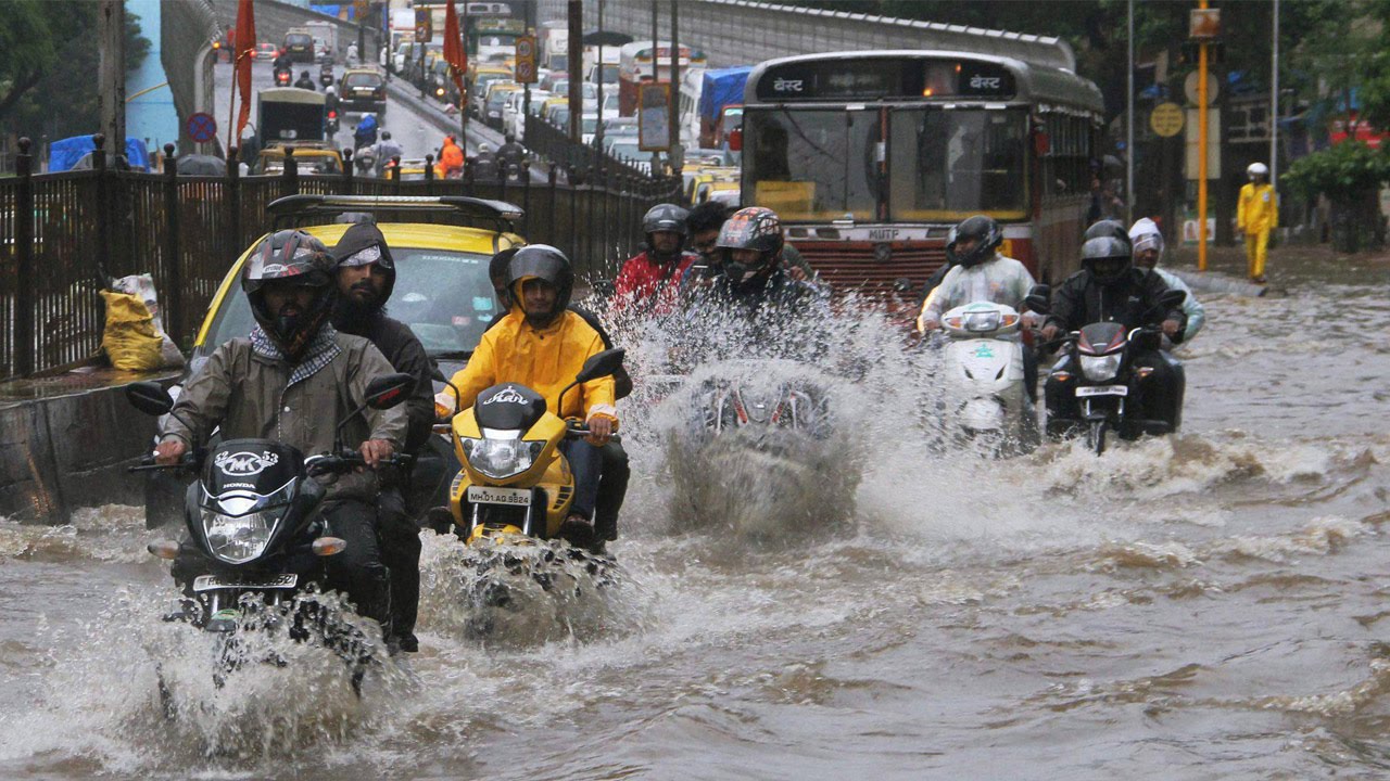 Mumbai rain : Trains and flights delayed, water-logging in many parts | Oneindia News