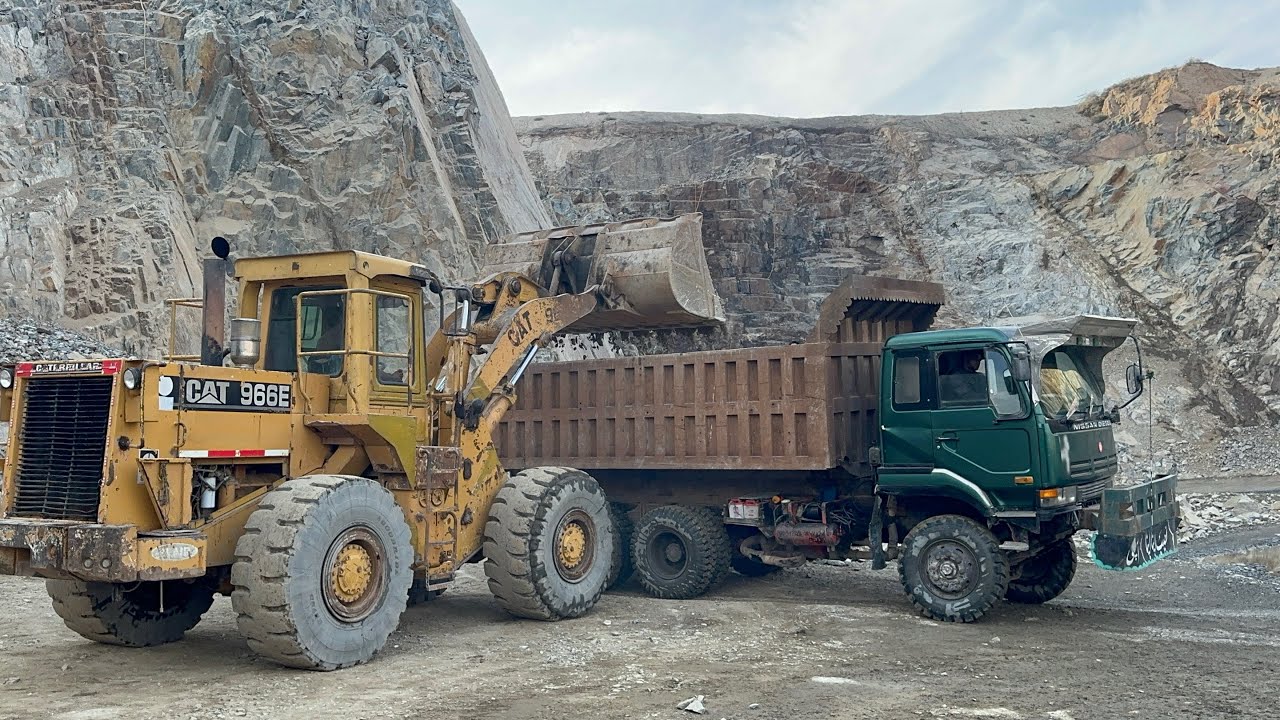 (966E) Caterpillar Loadar Load Up Black Stone Into Dumper & Trolley in Mountain View