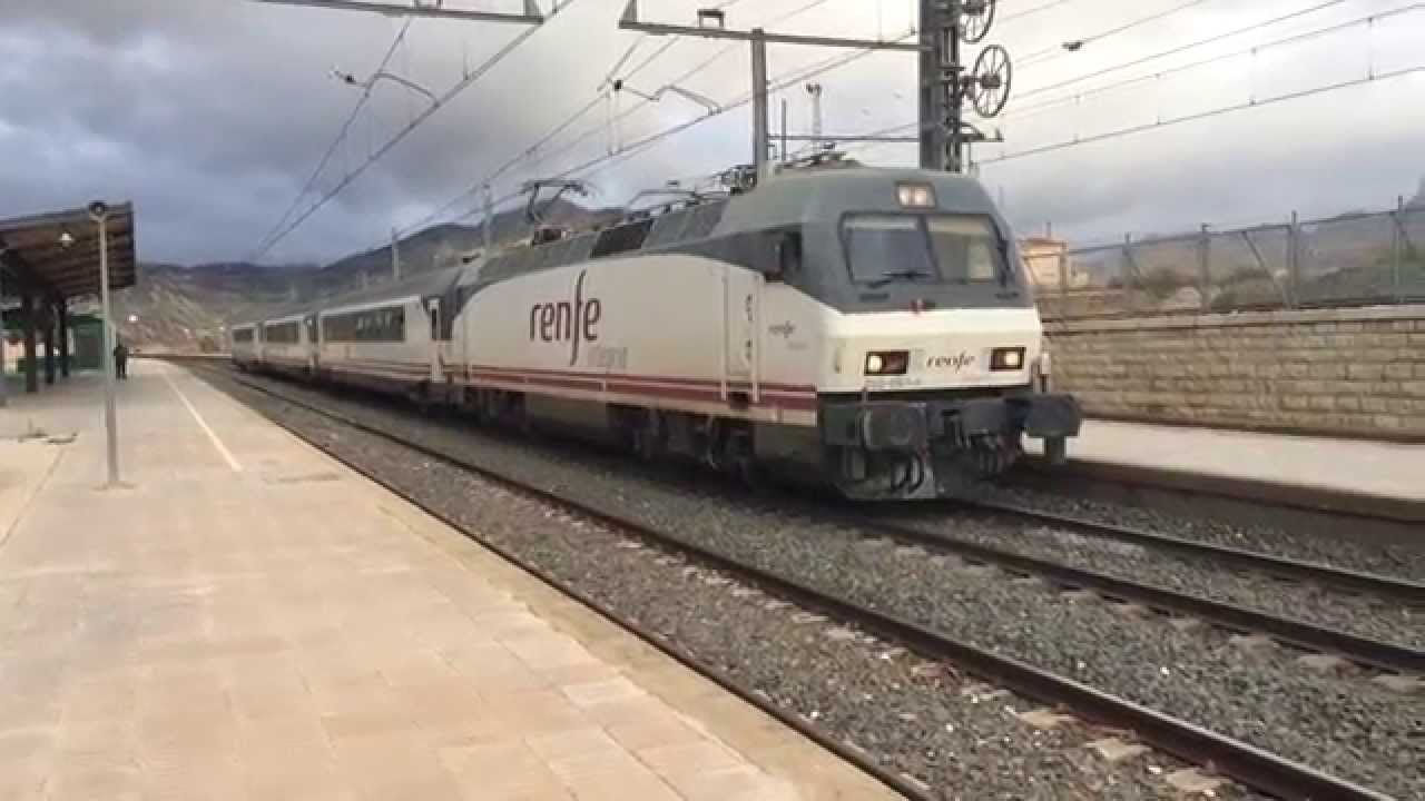 Tres trenes por Elda: Arco, Alvia S-130 (Euromed) y Regional Exprés 470. #eldarail