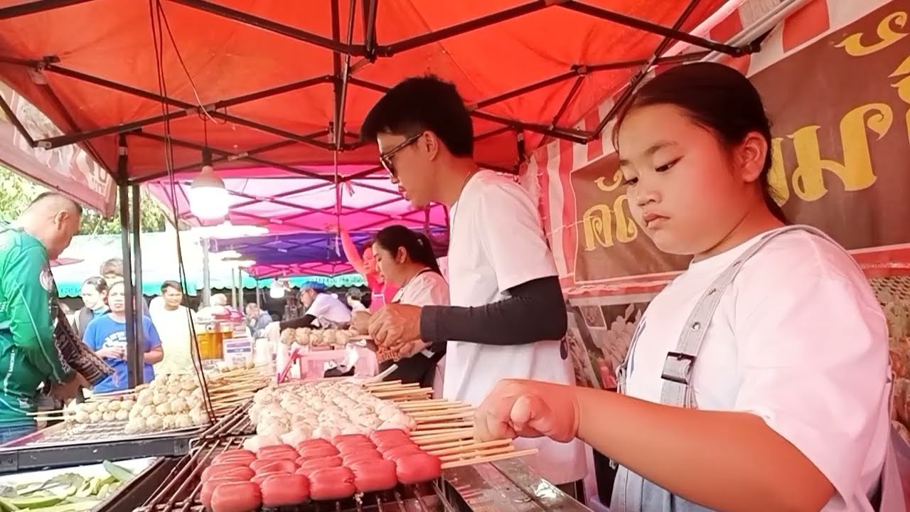 #ขายลูกชิ้นปิ้ง #ตลาดนัด วัดสระบัว#ดูหน้าแม่ค้าด้วย