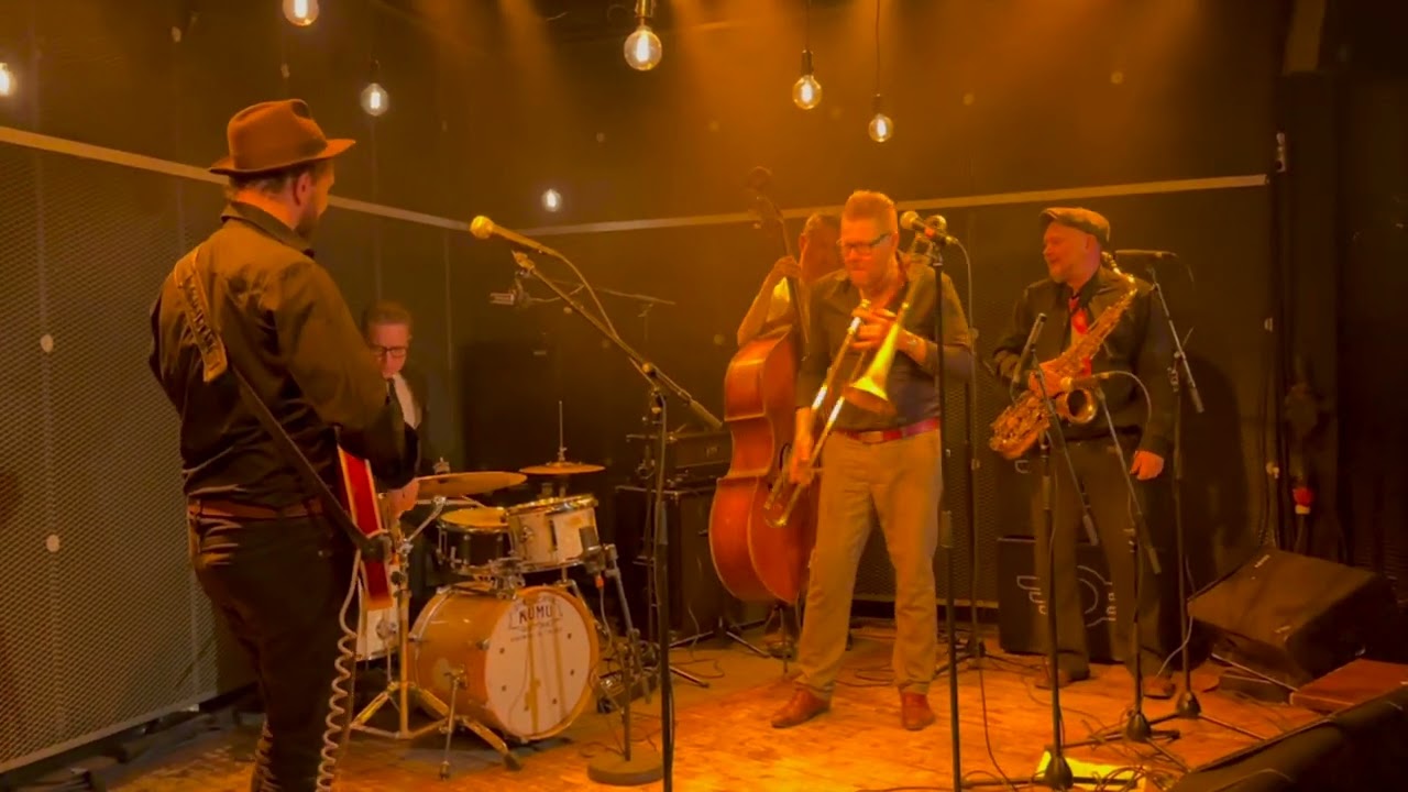 Screaming Jay & The Bones - The Magilla