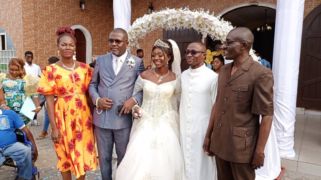 CELEBRATION DU MARIAGE DE LA PREMIÈRE MEMBRE DE LA COMMUNAUTÉ YAMBOTE DE LA PAROISSE CHRIST - ROI