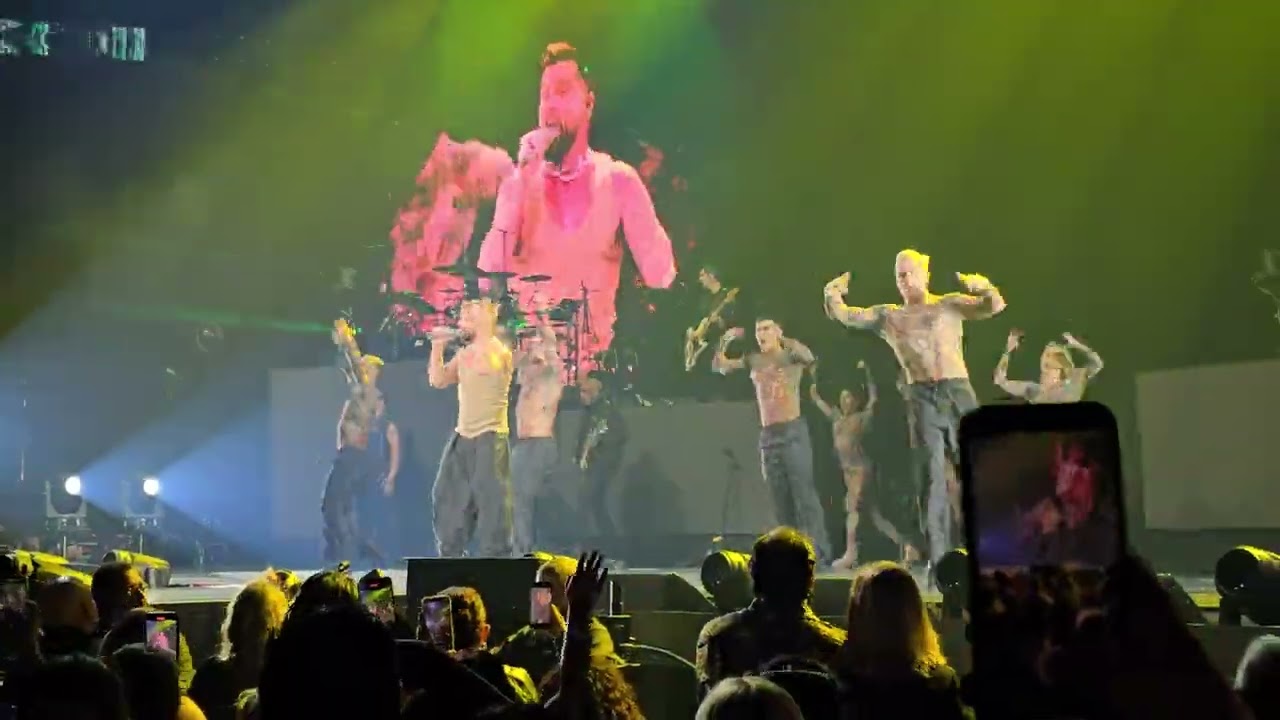 Ricky Martin-Vuelve/La Mordidita/Por Arriba, Por Abajo live @ Spectrum Center