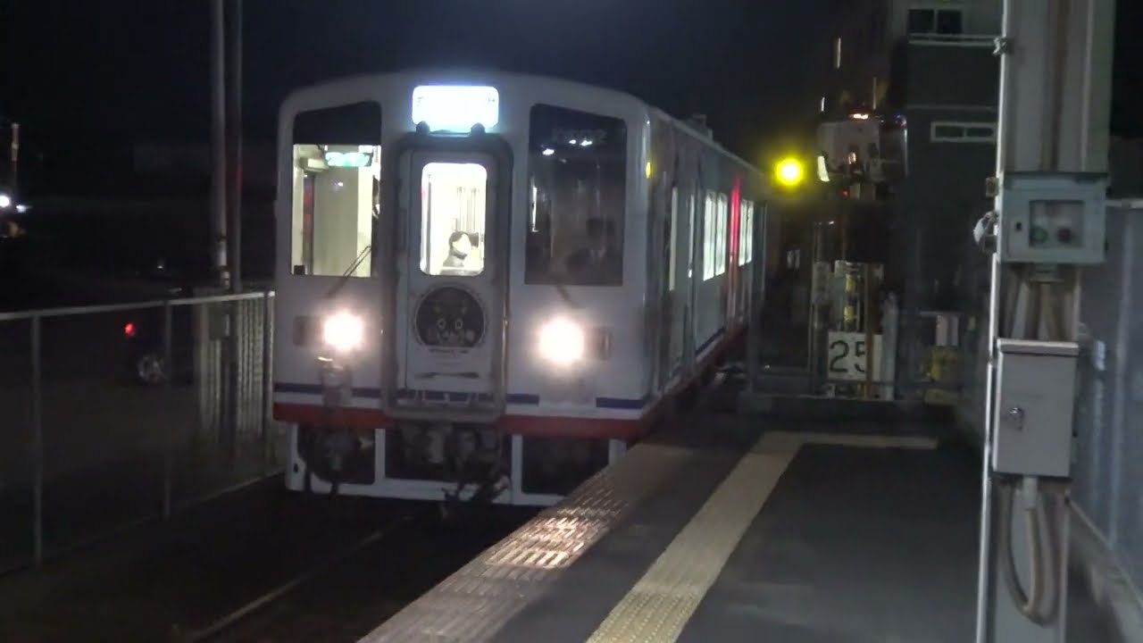 休日夜の佐貫駅に到着してくる関東鉄道竜ヶ崎線上りキハ2000形