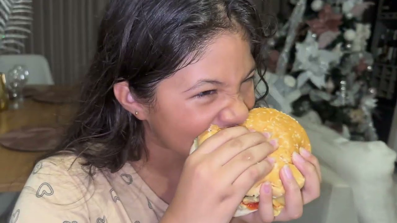 Preparando hamburguesa en familia