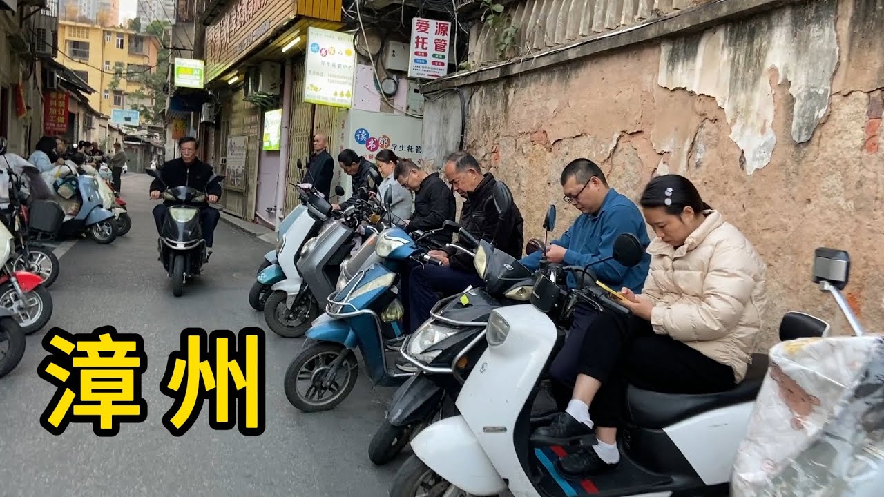 傍晚实拍福建省漳州市芗城区 水仙大街 南太武路 澄观路 老房子面临拆迁 小学门口等待的家长 卖菜一条街 街边停满电动车 Explore Zhangzhou City Downtown Of China
