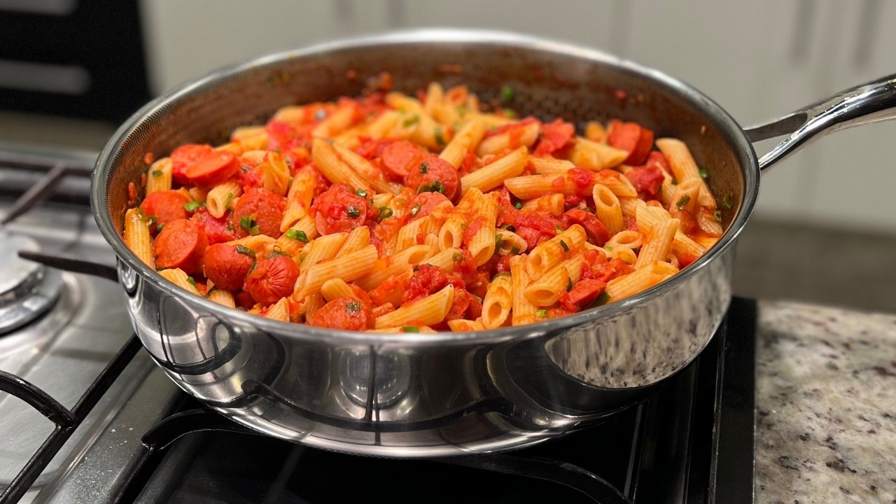 Macarrão ao Molho de Salsicha | Delícias da Eleni